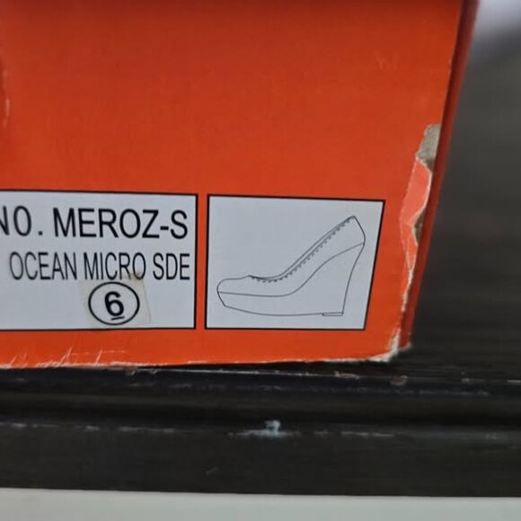 BRAND NEW/NEVER WORN WEDGES - Picture 3 of 3